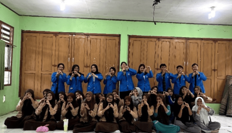Foto bersama mahasiswa UBSI usai kegiatan penanaman nilai-nilai Pancasila kepada siswa SMK Darul Amal Bekasi