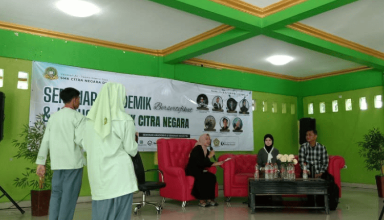 Suasana meriah saat siswa SMK Citra Negara memberikan tepuk tangan dan mengangkat ponsel bercahaya dalam Workshop Digital Kreatif bersama Nabila Rohimah