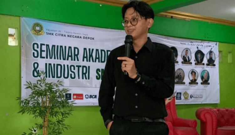Narasumber sedang memaparkan materi seminar personal branding yang diselenggarakan DICO dan UBSI di SMK Citra Negara