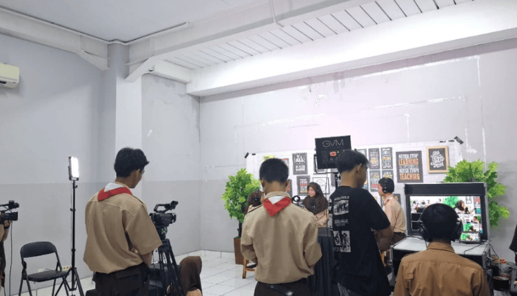 Belajar Langsung Dunia Broadcasting, Siswa SMK Rasakan Pengalaman Nyata di BSI Digination UBSI