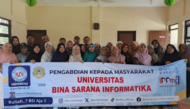 Foto bersama dosen dan mahasiswa UBSI dengan peserta Majelis Ta’lim Az Zahra Bogor usai pelatihan pemanfaatan teknologi informasi untuk peningkatan literasi digital