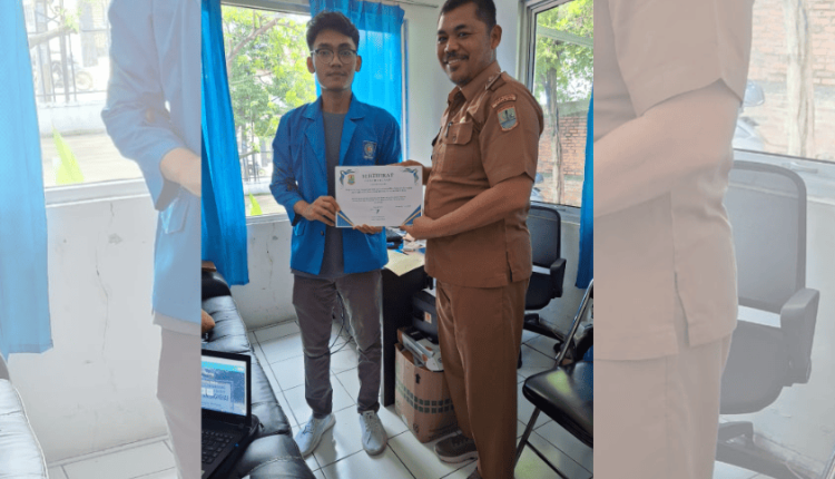 Mahasiswa UBSI saat menyerahkan aplikasi Sistem Informasi Pelayanan Surat berbasis website kepada pihak Kelurahan Tanjung Mekar, Kabupaten Karawang