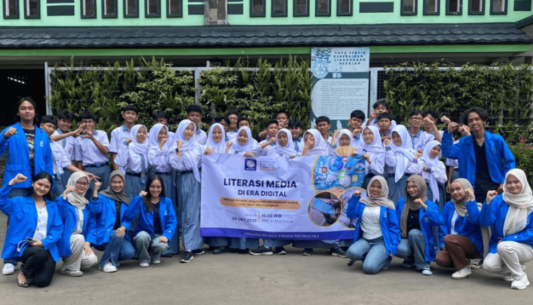 Foto bersama tim dosen dan mahasiswa UBSI dengan siswa SMK Al Muhtadin usai kegiatan edukasi bijak bermedia sosial di era digital