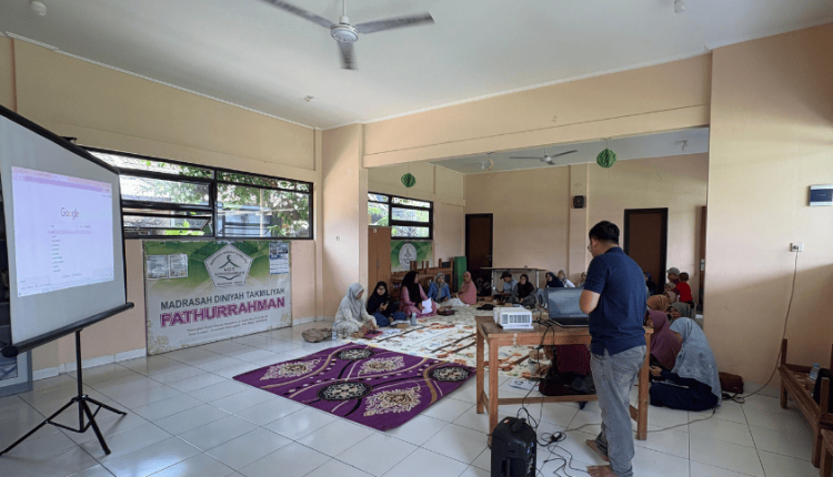 Dosen dan mahasiswa UBSI saat memberikan pelatihan kepada anggota Majelis Taklim Az Zahra Bogor