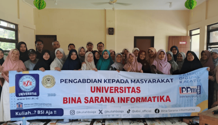 Foto bersama dosen UBSI dan peserta Majelis Ta’lim Az Zahra Bogor dalam kegiatan pelatihan konten kreatif untuk meningkatkan literasi digital