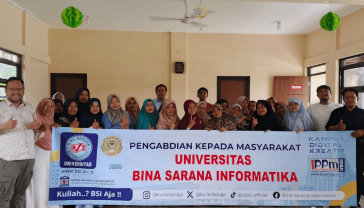 Foto bersama dosen dan anggota, Go Digital bersama dosen UBSI: pemberdayaan KWT RCR sejahtera melalui pelatihan konten kreatif pertanian