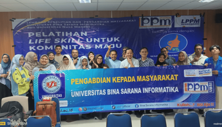 Foto bersama dosen dan mahasiswa Universitas Bina Sarana Informatika (UBSI) dengan peserta Forum Bogor Women’s Club usai kegiatan pelatihan bisnis online lewat Lynk.id di Aula Kantor DPRD Kota Bogor