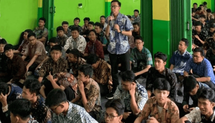 Tim DICO dan UBSI bekerja sama dengan SMK Citra Negara menggelar seminar personal branding untuk membimbing siswa membangun citra diri positif