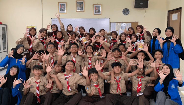 Foto bersama mahasiswa UBSI dan siswa SMP Islam Al-Hikmah usai kegiatan edukasi tentang cerdas dan bijak bermedia sosial