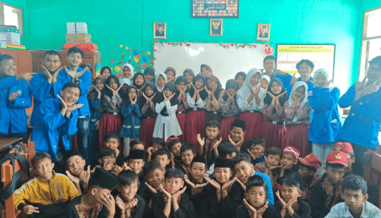 Mahasiswa UBSI berfoto bersama siswa SDN Selawangi usai kegiatan sosialisasi bertema “Sekolah Berkarakter Anti-Bullying” di Sukabumi