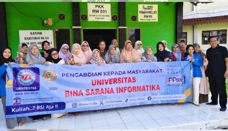 Foto bersama tim dosen UBSI dan peserta pelatihan konten digital dalam kegiatan literasi kesehatan tentang pencegahan stunting dan tumbuh kembang anak