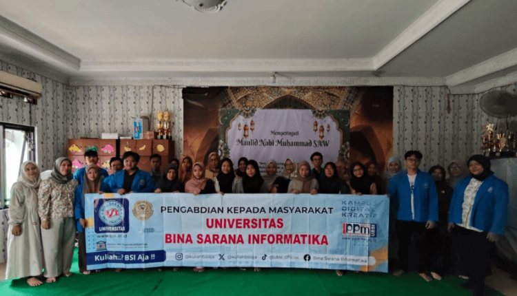 Foto bersama peserta, panitia, dan tutor dalam kegiatan pelatihan “Desain PowerPoint Kreatif untuk Anak Yatim Binaan IRMA” yang diselenggarakan oleh UBSI