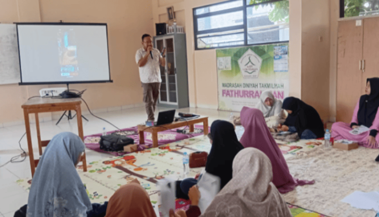 Dosen UBSI memberikan pelatihan pembuatan konten kreatif kepada petani RCR untuk meningkatkan kemampuan pemasaran digital