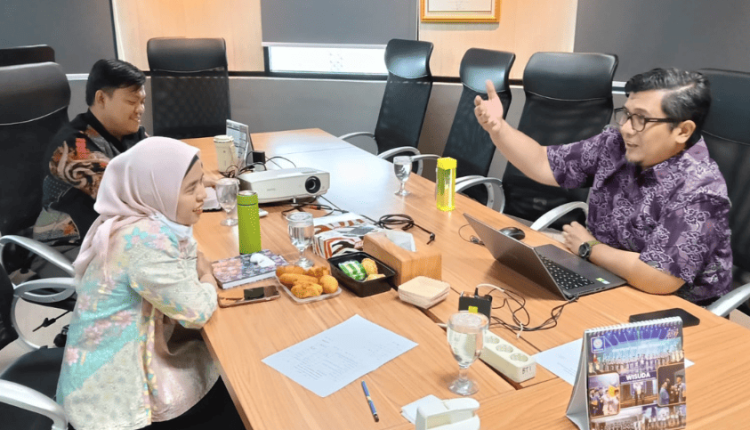 Dosen UBSI Program Studi Teknik Industri memeriksa soal Ujian Tengah Semester (UTS) sebagai upaya menjaga kualitas dan standar pembelajaran di lingkungan kampus
