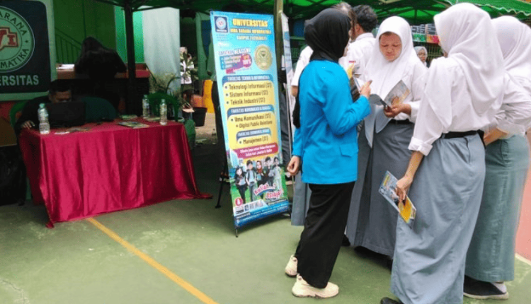 Foto suasana kegiatan Edufair 2025 di SMAN 60 Jakarta bersama tim UBSI yang mengajak siswa mengenali potensi diri dan memilih kampus yang tepat