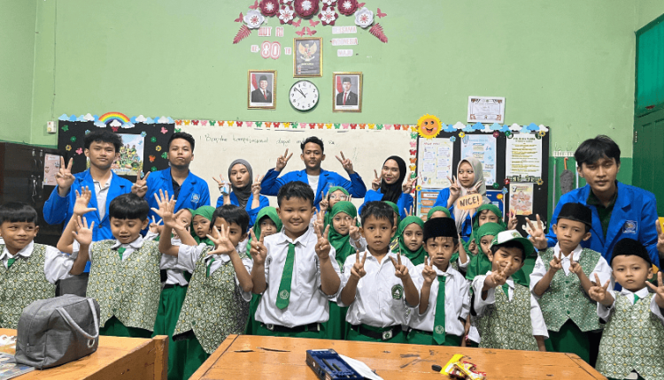 Foto bersama mahasiswa UBSI dengan siswa kelas 1A MIS Tarbiyah Al Islamiyah usai kegiatan sosialisasi