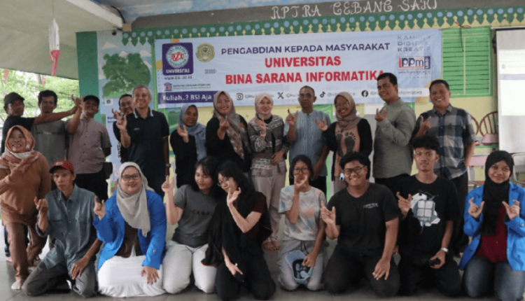 Foto bersama tim dosen dan mahasiswa UBSI dengan para pengelola RPTRA Gebang Sari, Bambu Apus, usai pelatihan peningkatan personal value
