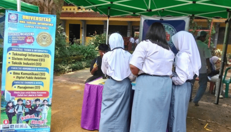 Suasana booth UBSI di Edufair SMAN 60 Jakarta, saat tim UBSI berinteraksi dengan para siswa