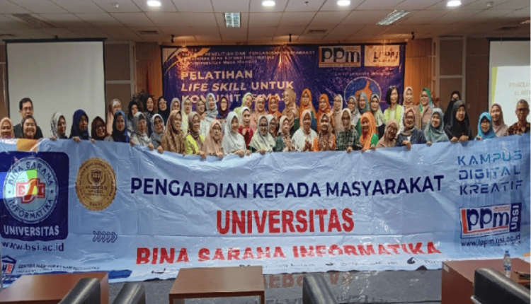 Foto bersama dosen dan mahasiswa UBSI bersama para pengurus Majelis Ta’lim Darussalam usai pelatihan “Fungsi Statistik Ms. Excel”