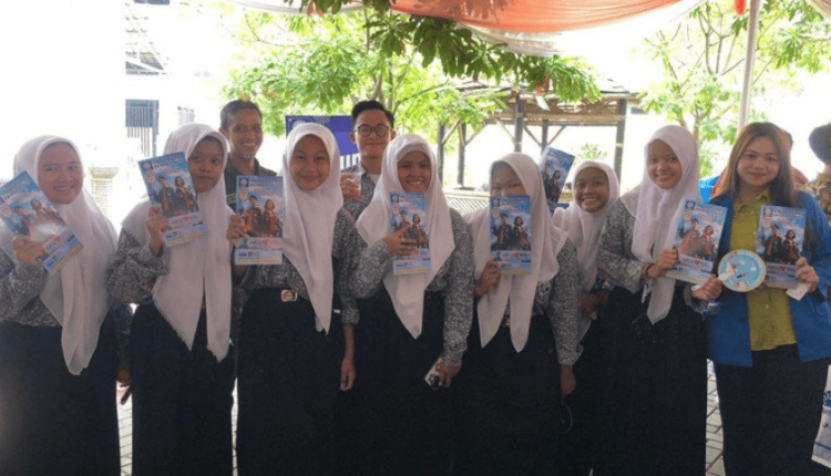Suasana booth Universitas Bina Sarana Informatika (UBSI) Kampus Digital Kreatif saat Edufair SMKN 73 Jakarta