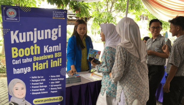 Suasana boothUBSI di Edufair SMKN 73 Jakarta, tampak siswa antusias berdiskusi dan mencari informasi seputar jurusan