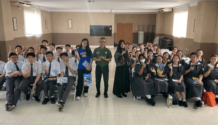 Foto bersama tim UBSI Kampus Cengkareng dengan guru dan siswa SMA & SMK Cinta Kasih Tzu Chi usai kegiatan Edufair 2025