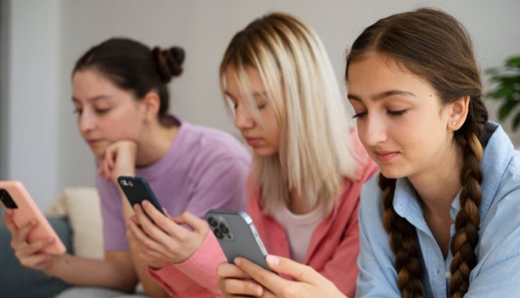 Scroll, Like, Repeat ! Bagaimana Media Sosial Mengganggu Kesehatan dan Emosi Remaja