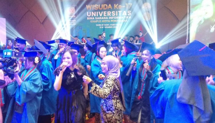 Disco’nann Guncang Panggung Wisuda UBSI Kampus Pontianak, Bikin Wisudawan Ikut Bergoyang