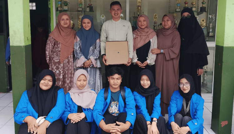 Foto bersama mahasiswa UBSI Kampus Sukabumi dengan guru SDN SKIP Kota Sukabumi usai kegiatan edukasi karakter