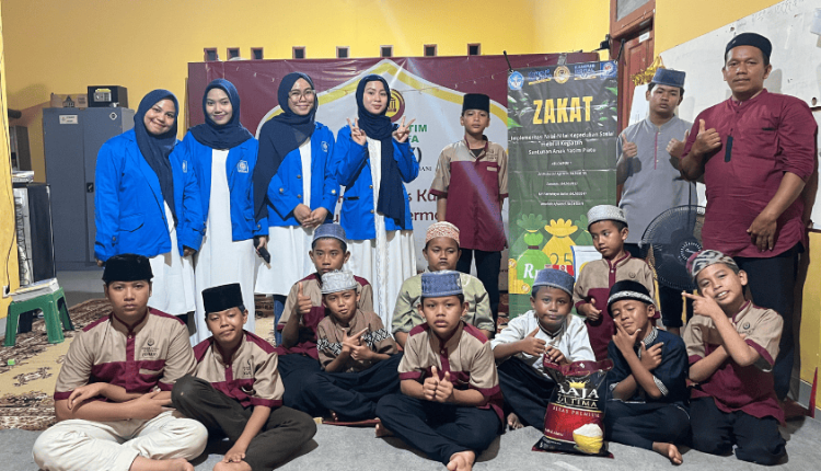 Foto bersama mahasiswa UBSI dan anak-anak Asrama Yatim Dhu’afa Yayasan Harapan Robbani pada kegiatan santunan sebagai implementasi nilai kepedulian sosial