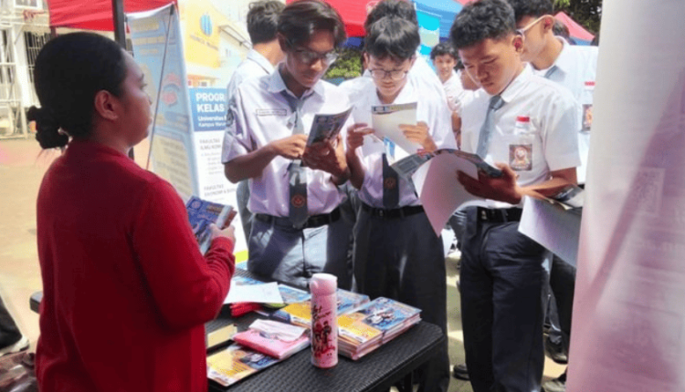 UBSI Dampingi Siswa SMAN 9 Depok di Edufair 2025