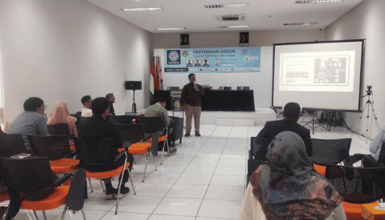 Suasana kegiatan sosialisasi Fakultas Teknik dan Informatika UBSI saat memperkenalkan kurikulum Outcome Based Education (OBE) kepada dosen dan tenaga kependidikan di Aula UBSI Slipi