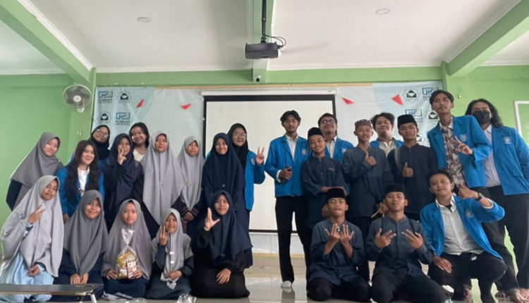 Foto bersama mahasiswa UBSI usai menggelar pelatihan dasar komputer untuk meningkatkan literasi digital peserta