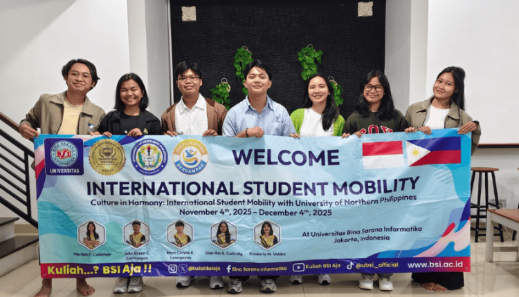 Foto bersama mahasiswa dari University of Northern Philippines