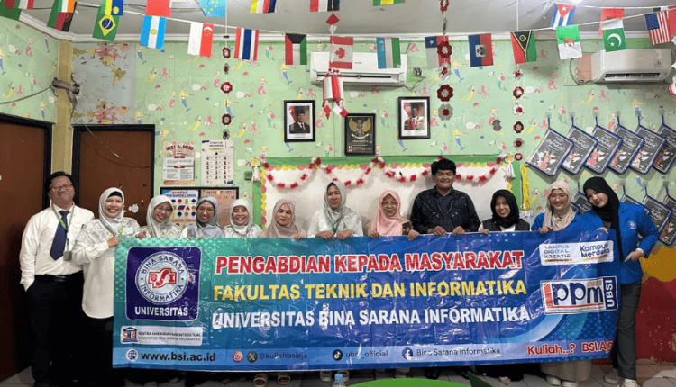 Foto bersama dosen UBSI dan para peserta usai pelatihan penggunaan WordPress untuk peningkatan media pembelajaran digital di KBIT–TKIT Muthmainnah serta SDIT–SMPIT Al Qomar Jakarta