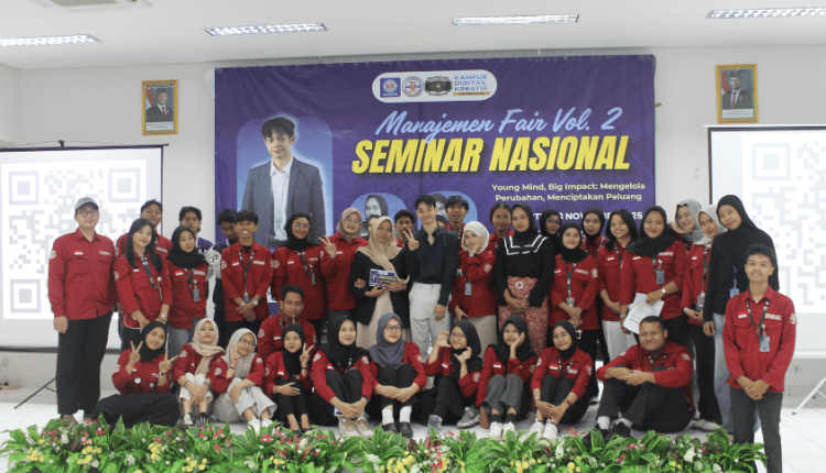 Foto bersama panitia dan narasumber Seminar Nasional “Young Minds Big Impact” dalam Management Fair Vol. 2 yang diselenggarakan oleh HIMAMA UBSI