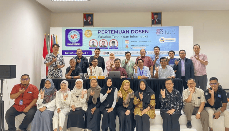 Foto bersama jajaran dosen dan tenaga kependidikan Fakultas Teknik dan Informatika UBSI usai kegiatan penerapan kurikulum Outcome Based Education (OBE) sebagai langkah menuju akreditasi LAM INFOKOM