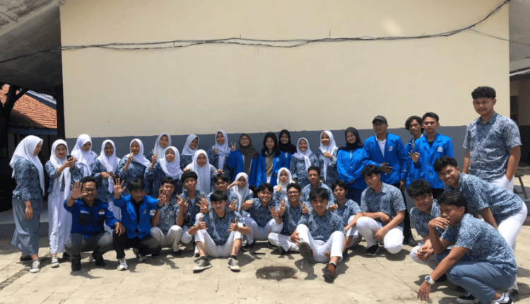 Foto bersama siswa SMA As-Syafi’iyah dalam kegiatan sosialisasi literasi digital dan keamanan siber yang diselenggarakan UBSI