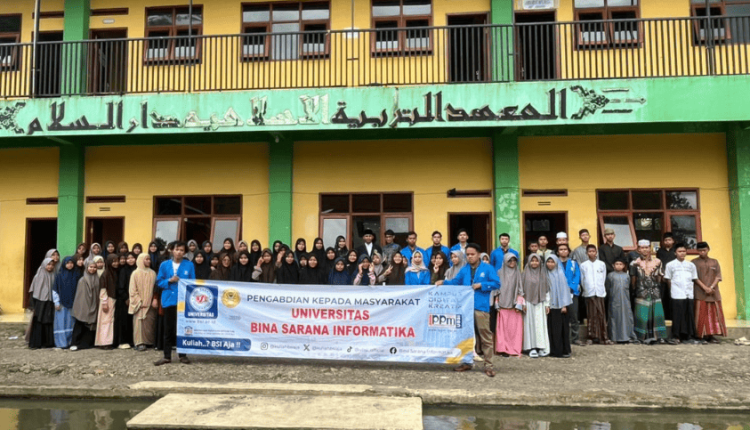 Foto bersama dosen UBSI Kampus Tasikmalaya dan para santri Pondok Pesantren Darussalam usai kegiatan edukasi etika bermedia sosial