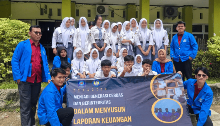 Foto bersama mahasiswa UBSI dan peserta kegiatan setelah pelaksanaan sosialisasi “Menjadi Generasi Cerdas Finansial dan Berintegritas dalam Menyusun Laporan Keuangan”