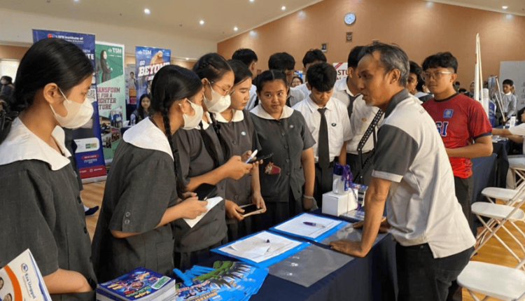 Suasana booth UBSI di Edufair Cinta Kasih Tzu Chi 2025, menampilkan interaksi aktif antara siswa dan tim kampus dalam sesi konsultasi pendidikan dan beasiswa