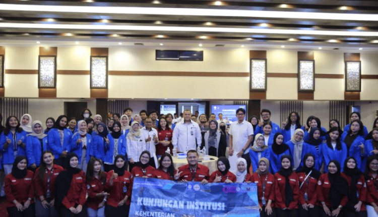 Foto bersama HIMAMA UBSI dalam kegiatan From Campus to Institution usai kunjungan studi ke tiga instansi nasional