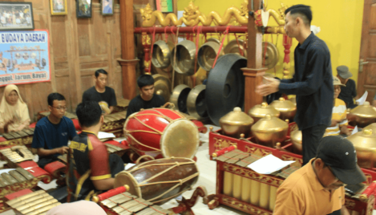 Suasana Pelatihan Inovasi Aransemen dan Digitalisasi Gamelan di Sunar Gamelan: Kolaborasi ISI dan UBSI dalam Program Inovasi Seni Nusantara 2025