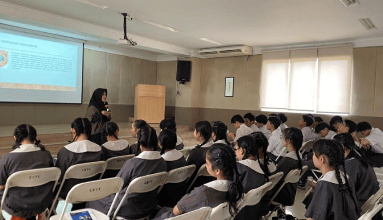 Beasiswa Talenta Digital UBSI menjadi daya tarik utama di Edufair Cinta Kasih Tzu Chi 2025, dengan siswa berkonsultasi langsung di booth UBSI