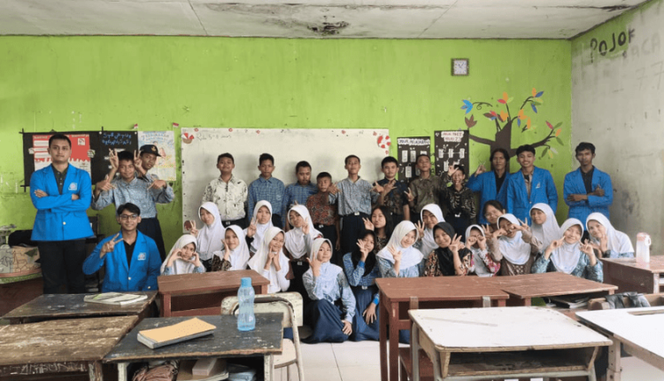 Foto bersama mahasiswa UBSI setelah sukses menyelenggarakan kegiatan sosialisasi dan edukasi tentang penanaman nilai–nilai Pancasila