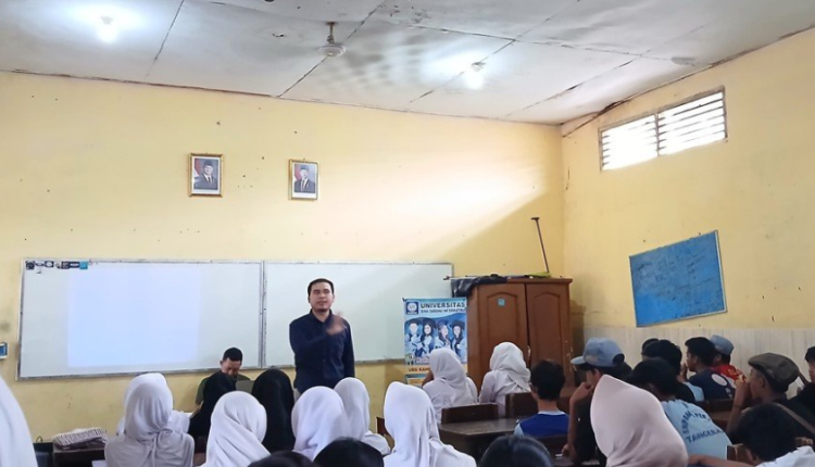 Suasana kegiatan workshop UBSI Kampus Tangerang dan DICO saat siswa SMK Avicenna Rajeg mengikuti pemaparan materi kreativitas digital di aula sekolah