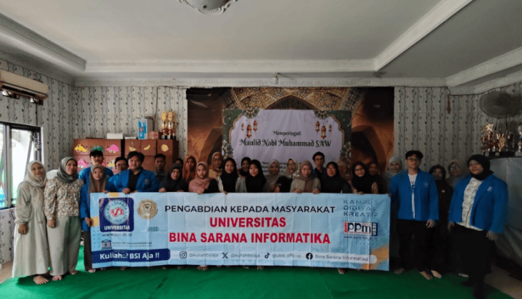 Peserta dan tim UBSI berfoto bersama usai pelatihan PowerPoint kreatif untuk remaja Masjid Baitul Halim