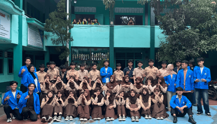 Foto bersama mahasiswa UBSI Kampus Sukabumi dan siswa kelas 9G SMPN 1 Cisaat setelah kegiatan edukasi bertema penerapan nilai Pancasila sebagai etika di lingkungan sekolah
