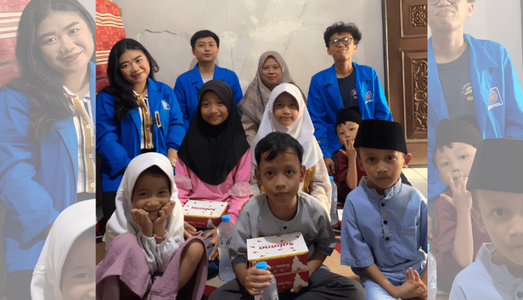 Mahasiswa UBSI Slipi melakukan foto bersama peserta pengajian usai menggelar edukasi nilai-nilai Pancasila untuk warga Grogol Petamburan