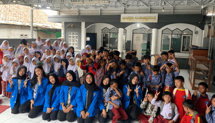 Mahasiswa UBSI bersama siswa SDN Bunut berfoto bersama setelah pelaksanaan kegiatan edukasi tentang pentingnya menjaga kesatuan bangsa